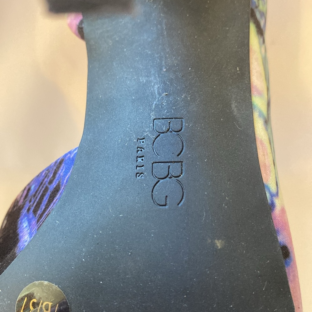 Stunning BCBG size 7 heels - Picture 6 of 10